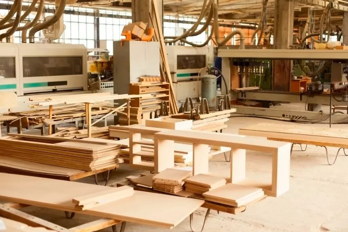 Atelier de production, panneaux et débit de meubles