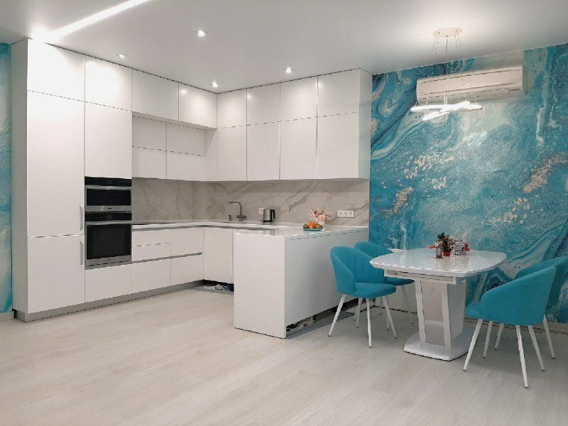 Cuisine sur mesure blanche et bleu turquoise, avec îlot central